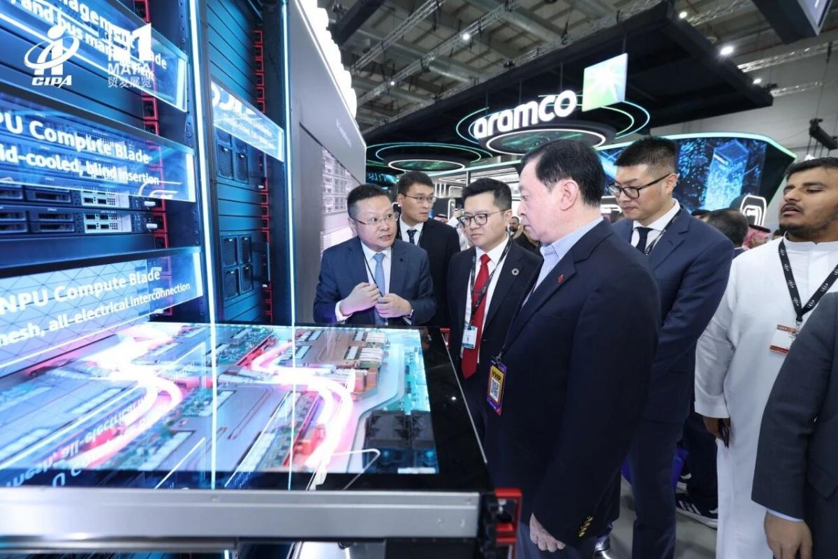 常华大使调研参加沙特LEAP科技展的中国企业